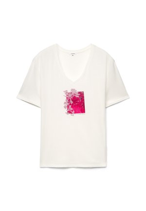 T-shirt bianca a scollo a V con maniche corte, con una grafica floreale rettangolare rosa al centro del petto.