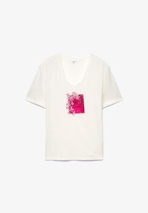 T-shirt bianca a scollo a V con maniche corte, con una grafica floreale rettangolare rosa al centro del petto.