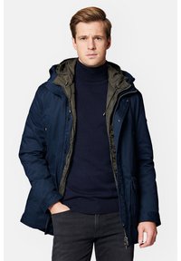 Granatowa parka z odpinanym oliwkowym podszewką, zamek błyskawiczny i zapięcie na guziki, dwie przednie kieszenie i regulowany kaptur. Gładka faktura.