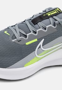 Nike Performance DOWNSHIFTER 13 - Tenisice za cestovno trčanje - anthracite/white/black/volt/wolf grey