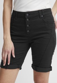 PULZ PZROSITA - Denimové šortky - black