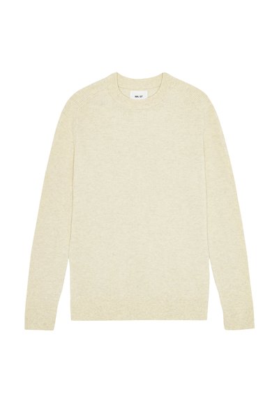 Hellbeige gestrickter Pullover mit langen Ärmeln, gerippter Textur und Rundhalsausschnitt. Das Etikett im Kragen zeigt "NN. 07". Einfaches Design.