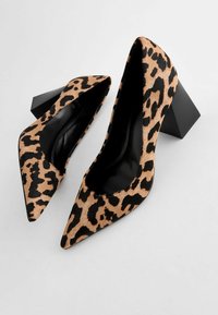 Leopardo rašto aukštakulniai bateliai su smailiais pirštais, pagaminti iš tekstūruotos medžiagos, turi elegantišką juodą geometrinį kulną ir blizgų vidų.