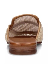 Sandalo con tacco in pelle color cuoio, parte superiore intrecciata, apertura sul retro e suola in legno liscia, dotato di un tacco basso e spesso per maggiore stabilità.