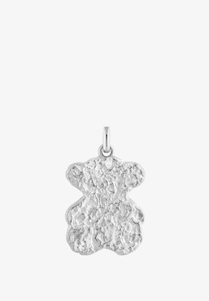 Colgante de plata con forma de oso de peluche, con una superficie texturizada y un acabado rugoso, cuenta con un lazo para sujetarlo.