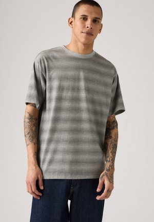 Grijs gestreepte kortarm t-shirt gemaakt van zachte stof met een ronde halslijn en een klein logo geborduurd op de borst.