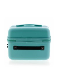 Maleta rígida rectangular de color verde azulado con asa superior y cinturón negro horizontal sobre un fondo blanco.