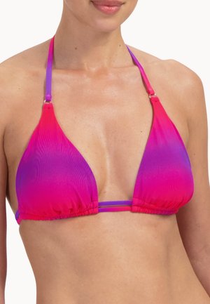 Femme portant un haut de bikini à dégradé rose et violet avec des lanières doubles fines sous la poitrine et nouées autour du cou.