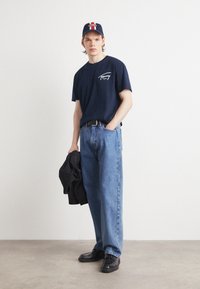 Tommy Jeans SIGNATURE TEE - T-shirt estampada - dark night navy