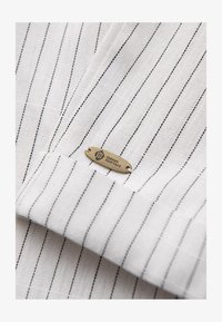 Sélectionné, off-white