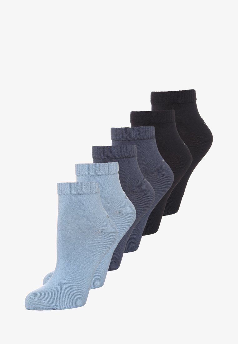 Sæt med seks ankelstrømper i forskellige nuancer: lyseblå, mørkeblå og sort. Har ribbet kant og glat, blød tekstur.