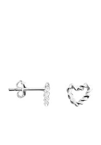 Silverörhängen med en vriden hjärtform och en texturerad stift, som visar upp polerat metall med mjuka kurvor och kanter.