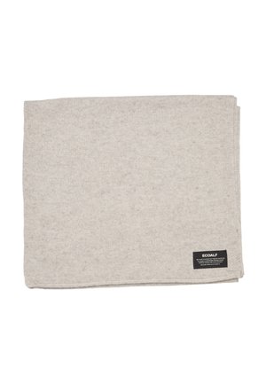 Jasnoszary złożony wełniany szalik z małą czarną metką materiałową z napisem „ECOALF” w prawym dolnym rogu na białym tle.