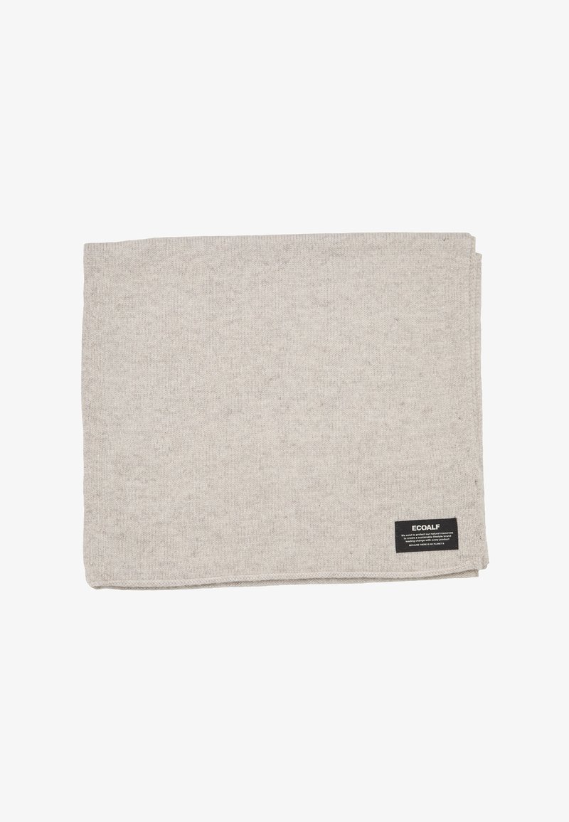 Écharpe plissée en laine gris clair avec une petite étiquette en tissu noir portant l'inscription "ECOALF" dans le coin inférieur droit sur fond blanc.