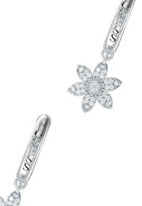 Silberohrringe mit einem Blumendesign und funkelnden klaren Steinen, einschließlich eines zentralen Edelsteins. Das Metall hat eine polierte Oberfläche und eine glatte Textur.