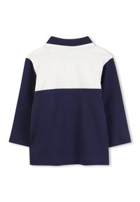 Poloshirt met lange mouwen, met een marineblauw lichaam en een witte schouderpartij. Gemaakt van katoen, heeft een klassieke kraag en een contrasterend kleurblokontwerp.