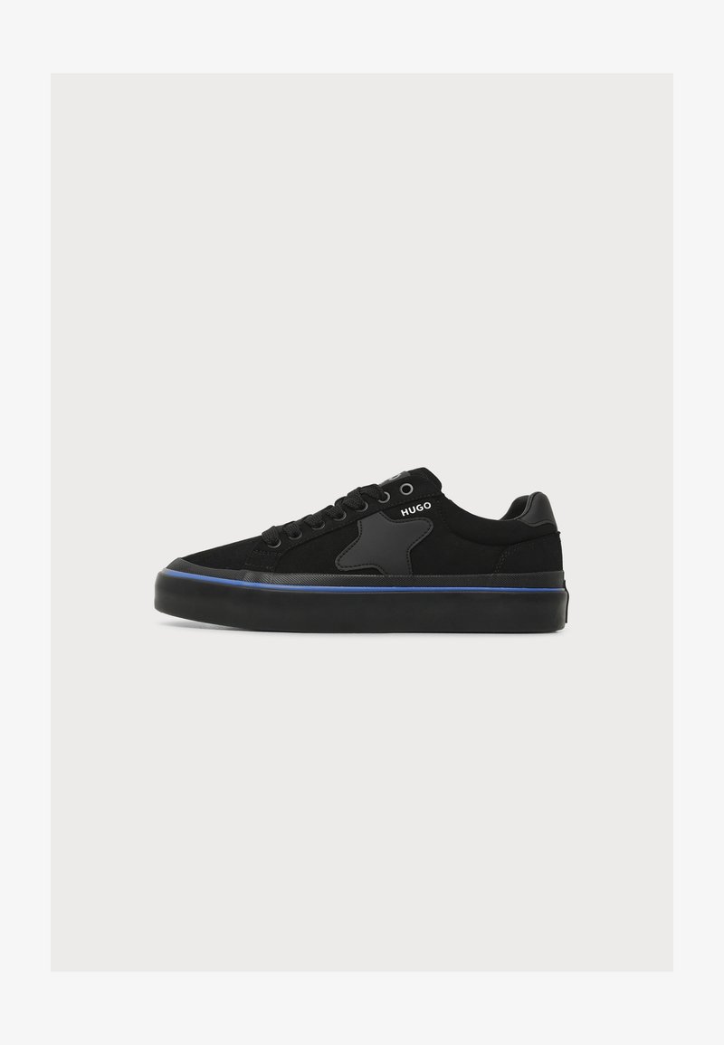 Μαύρο χαμηλό sneaker Hugo με κορδόνια εμπρός, λεπτομέρεια αστέρα στο πλάι, μπλε επένδυση στη σόλα και λογότυπο κοντά στον αστράγαλο.