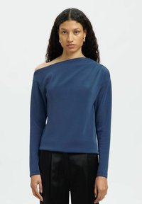 Blaues, schulterfreies Langarmoberteil aus glattem Stoff. Verfügt über einen lockeren Schnitt und eine subtile diagonale Naht entlang der Schulter.