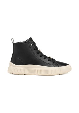 Baskets montantes noires avec semelle blanche épaisse, lacets noirs et languette au talon, montrées de côté sur fond blanc.