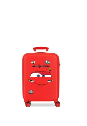 Maleta rígida roja con la cara de Rayo McQueen, número de carrera 95 y cuatro ruedas rojas sobre un fondo blanco.