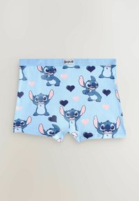 Boxers courts bleu clair présentant un motif de Stitch en cartoon dans diverses poses, agrémentés de cœurs roses et noirs. Fabriqués en tissu extensible.