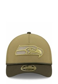 Khaki-Baseballmütze mit gesticktem Seahawks-Logo, dunkelgrünem Schirm, verstellbarem Riemen und strukturierter Stoffoberfläche.