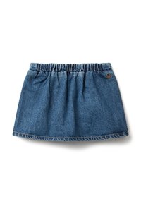 Modrá džínová sukně s elastickým pasem a malým vyšívaným logem na horní pravé straně, vystavená na bílém pozadí.