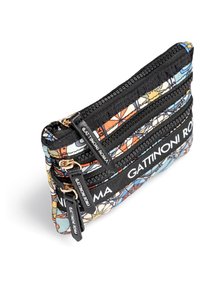 Funda con cremallera de exterior con un patrón multicolor, que presenta acentos en negro y herrajes dorados, compuesta por tres compartimentos para almacenamiento.