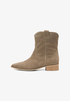 Helle Wildleder-Ankle-Boot mit spitzem Zehenbereich, kontrastierenden Nähten, einem kleinen Absatz und einer Lasche hinten für einfaches Anziehen. Sichtbares Marc O'Polo-Branding.