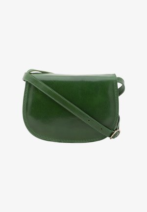 Groene leren crossbodytas met afgeronde klep en verstelbare riem die is vastgemaakt met een kleine metalen gesp, op een witte achtergrond.