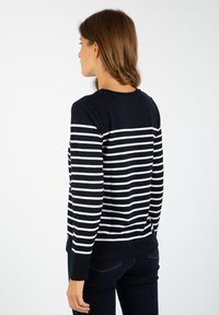 Marineblå pullover med horisontale hvide striber, rund halsudskæring og lange ærmer. Ribbet manchetter og kant, blød tekstur, afslappet pasform.