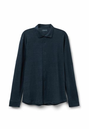 Dunkelblaues Hemd mit langen Ärmeln, Knöpfen und Kragen, flach auf weißem Hintergrund ausgelegt.