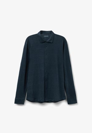 Dunkelblaues Hemd mit langen Ärmeln, Knöpfen und Kragen, flach auf weißem Hintergrund ausgelegt.