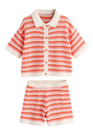 Striktrøje med korte ærmer, knapper og krave samt matchende strikshorts i pink, orange og hvidt stribet mønster.