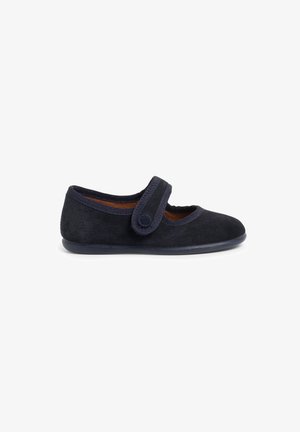 Scarpa in suede blu navy con una larga fascia e un bottone rotondo, punta tonda e suola in gomma flessibile. Texture liscia con dettagli cuciti.