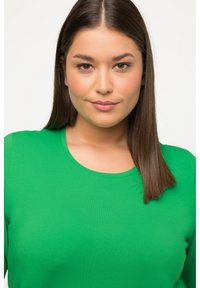 Ulla Popken RUNDHALSAUSSCHNITT - Jednoduché tričko - green