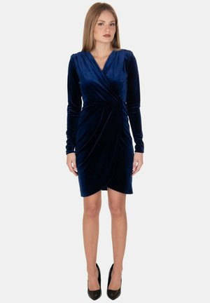 Abito avvolgente in velluto blu navy con maniche lunghe, scollatura a V e silhouette aderente, caratterizzato da dettagli arricciati in vita.