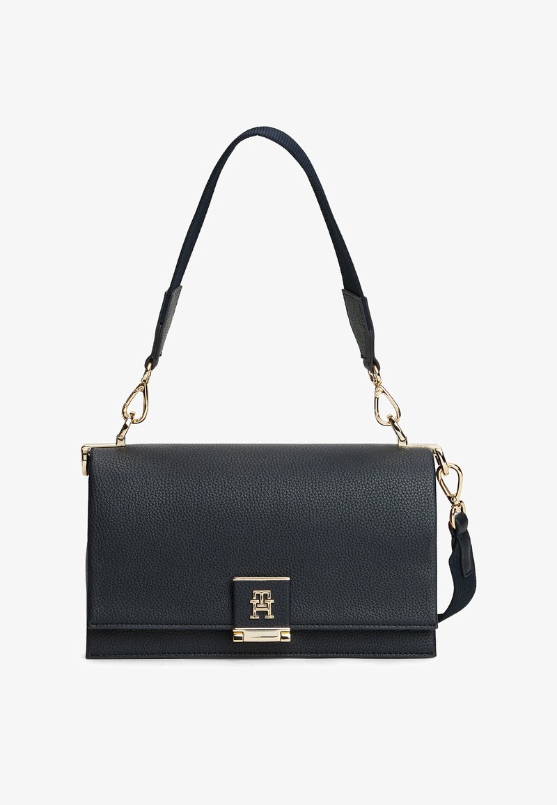 Borsa a tracolla in pelle blu navy con finitura testurizzata, hardware dorato, dettaglio della chiusura frontale e tracolla removibile. Forma rettangolare.