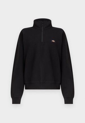 Pulover negru cu mâneci lungi, guler cu fermoar de un sfert și logo mic multicolor pe pieptul stâng, cu manșete și tiv striate.