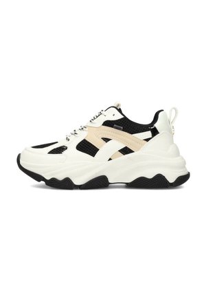 Baskets chunkées avec un schéma de couleurs blanc, noir et beige. Comprend des matériaux en mesh et en cuir, une semelle extérieure texturée et des lacets proéminents.