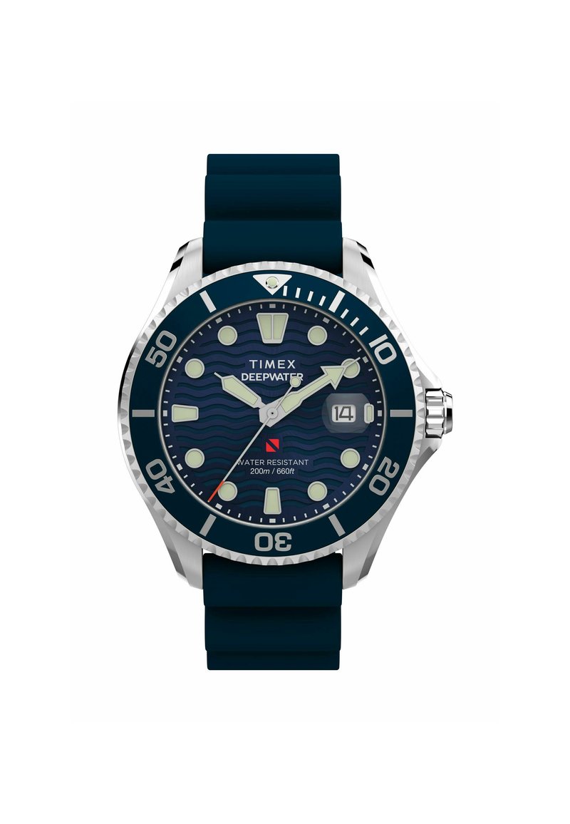 Montre Timex Deepwater avec un boîtier en acier inoxydable, un bracelet en caoutchouc bleu marine, un cadran à motif de vagues, des marqueurs lumineux et une fenêtre de date. Étanche jusqu'à 200 m.