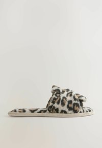 Leopardimusteriga kangast sussid pehme tekstuuriga, vahtkummine vaheosa, peal detailina lips ja lame kummitald sisekasutuseks.