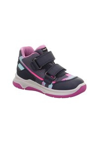 Dětské tenisky v námořnické modré a růžové barvě s suchým zipem, vzorovanou tkaninou, polstrovaným límcem a bílou a růžovou podrážkou.