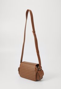 Borsa a tracolla in pelle marrone con una forma strutturata, caratterizzata da un design a fantasia, tracolla regolabile e una piccola tasca laterale.