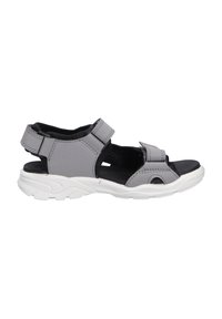 Grå syntetisk sandal med brede stropper, justerbare velcro-lukninger og en struktureret sort indersål. Hvid gummisål med mønstret dæk.