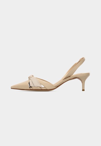 Chaussure beige à bouts pointus avec bride arrière, talon kitten bas et fin, et nœud décoratif sur la tige.