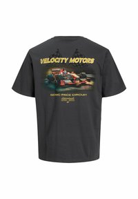 Sort bomulds T-shirt med en farverig grafisk illustration af en racerbils med teksten "VELOCITY MOTORS" og "SONIC PACE CIRCUIT" på ryggen.