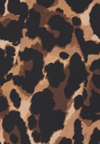 Motif imprimé léopard avec des taches irrégulières noires et marron foncé sur un fond marron clair, ressemblant à la texture de la fourrure animale.