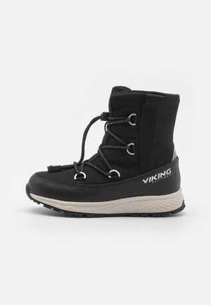 Sort isoleret vinterstøvle med hvid sål, snørebånd foran og "Viking Watershield" logo på siden.
