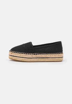 Czarne plecione espadryle na platformie typu slip-on z plecioną jutową podeszwą i czarnym paskiem.